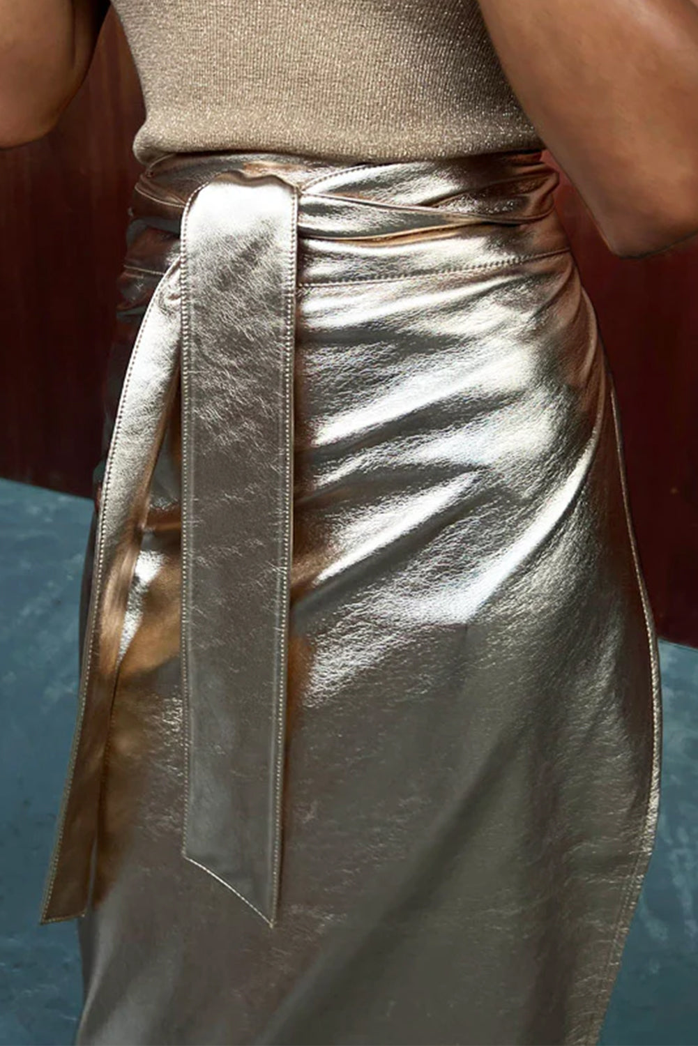 Nerisse | Metallic Leren Midi Rok – Elegante Geknoopte Wikkelrok voor Feest en Avond