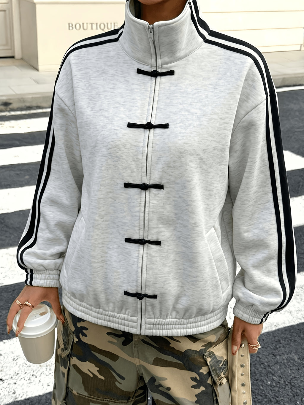 Brigitta | Damesjas met Opstaande Kraag, Gestreepte Details en Knopen – Lichtgewicht Casual Jas