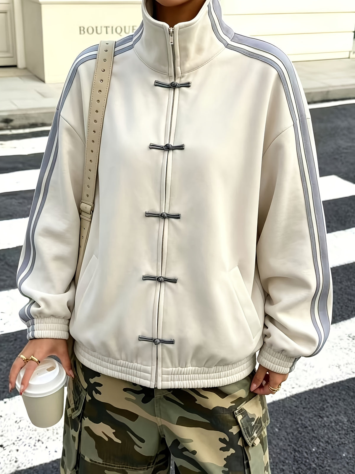 Brigitta | Damesjas met Opstaande Kraag, Gestreepte Details en Knopen – Lichtgewicht Casual Jas