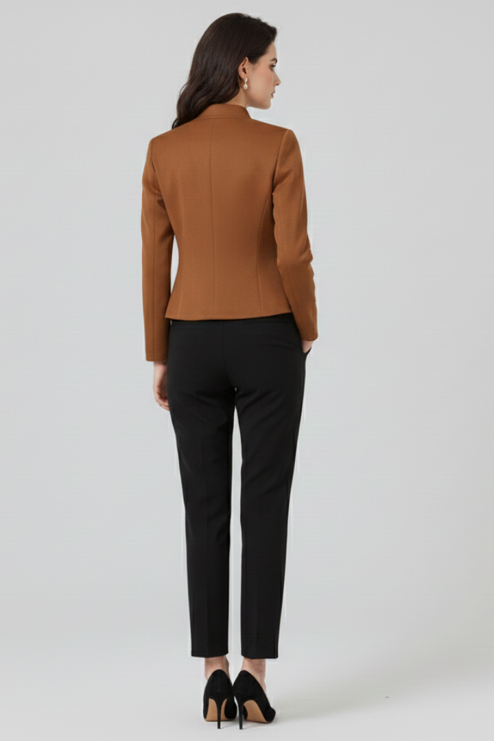 Zevaria | Damesblazer met opstaande kraag, knoopdetails & elegante, gestructureerde pasvorm
