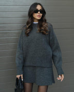 Cielora | Tweedelige set voor dames van geribbeld breiwerk: oversized trui en midirok met ronde hals