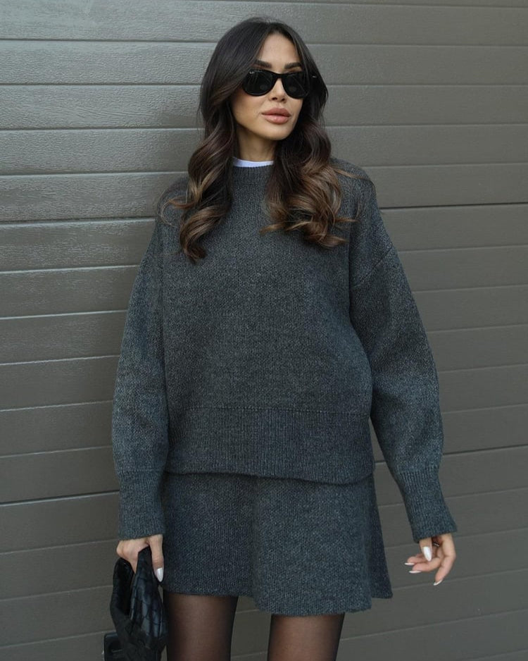 Cielora | Tweedelige set voor dames van geribbeld breiwerk: oversized trui en midirok met ronde hals